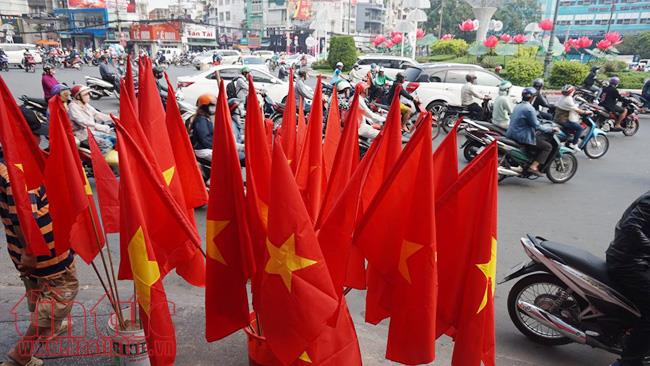 Mỏi tay bán cờ, áo cổ vũ U23 Việt Nam ảnh 13